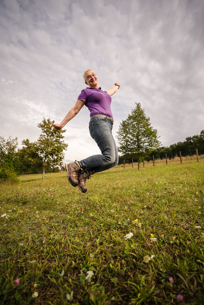 Mirjam Cordt springt vor Freude auf einer Wiese