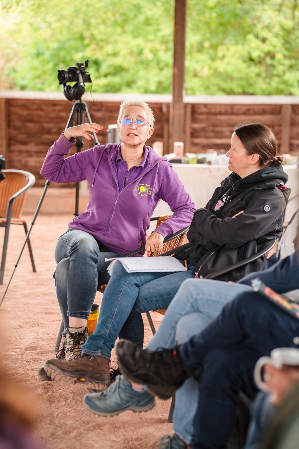 Mirjam Cordt im Gespräch mit einer Teilnehmerin der Ausbildung